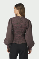 Oliana-geruite-contrasterende-smock-blouse-bruin-neo noir-modelfoto-achteraanzicht-1