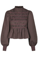 Oliana-geruite-contrasterende-smock-blouse-bruin-neo noir-productfoto-vooraanzicht-1