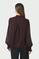 astrida-polka dot-stippen-blouse-bordeaux-polyester-neo-noir-modelfoto-achteraanzicht-2
