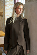 tiria-structure-blazer-donkerbruin-neo noir-lookfoto-vooraanzicht-1