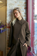 tiria-structure-blazer-donkerbruin-neo noir-lookfoto-vooraanzicht-2