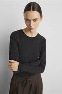 betrina-lange-mouwen-t-shirt-black-zwart-msch-copenhagen-modelfoto-vooraanzicht-1