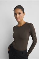 betrina-lange-mouwen-t-shirt-delicioso-bruin-msch-copenhagen-modelfoto-vooraanzicht-1