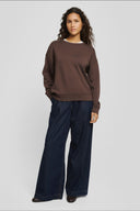 ima-q-sweater-hot-fudge-donkerbruin-msch-copenhagen-modelfoto-vooraanzicht-2