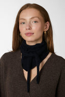 misty-gebreide-sjaal-neo-noir-navy-model-1