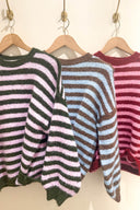 jennie-gestreepte-gebreide-trui-brown-khaki-bordeaux-sweet-like-you-kapstok-vooraanzicht-1