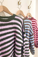 jennie-gestreepte-gebreide-trui-brown-khaki-bordeaux-sweet-like-you-kapstok-vooraanzicht-2