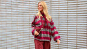 banner-gestreepte-trui-gebreid-sjaaltje-suede-heuptas-gekleurde-denim-jeans-broek