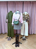 etalagefoto-sienna-gent-satijnen-sphagnum-groen-blouse-satijnen-sphagnum-groen-broek-roze-trui-geruite-blouse-geruite-mini-rok-luipaard-loafers-lange-nepleren-laarzen-gestreepte-polo-trui-beige-jeans-broek-suede-coolway-sneakers
