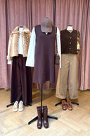 Drie etalagepop outfits uit de wintercollectie van Sienna Gent tegen een roze achtergrond, met accenten op bruine, beige en dierenprint kledingstukken.