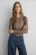 janie-illenora-geruite-mesh-top-donker-bruin-lange-mouwen-modelfoto-vooraanzicht-1