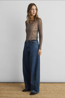 janie-illenora-geruite-mesh-top-donker-bruin-lange-mouwen-modelfoto-vooraanzicht-2