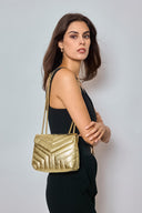 metallic-chevron-schoudertas-gold-sweet-like-you-model-vooraanzicht-3