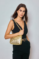 metallic-chevron-schoudertas-gold-sweet-like-you-model-vooraanzicht-4