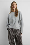 marletta-icon-logo-boxy-oversized-sweater-light-grey-melange-lichtgrijs-msch-copenhagen-modelfoto-vooraanzicht-1