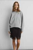 marletta-icon-logo-boxy-oversized-sweater-light-grey-melange-lichtgrijs-msch-copenhagen-modelfoto-vooraanzicht-2