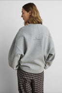 marletta-icon-logo-boxy-oversized-sweater-light-grey-melange-lichtgrijs-msch-copenhagen-modelfoto-achteraanzicht-1