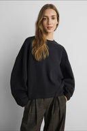 marletta-icon-logo-boxy-oversized-sweater-stret-limo-mock-zwart-msch-copenhagen-modelfoto-vooraanzicht-1