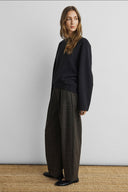 marletta-icon-logo-boxy-oversized-sweater-stret-limo-mock-zwart-msch-copenhagen-modelfoto-vooraanzicht-2