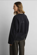 marletta-icon-logo-boxy-oversized-sweater-stret-limo-mock-zwart-msch-copenhagen-modelfoto-achteraanzicht-2
