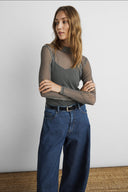 janie-illenora-geruite-mesh-col-top-zwart-modelfoto-vooraanzicht-1