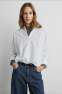 janie-illenora-geruite-mesh-col-top-zwart-modelfoto-detail-1