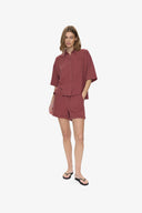 elise-boxy-hemd-blouse-apple-butter-moves-modelfoto-vooraanzicht-1