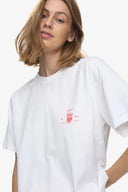 kiana-sunset-vibes-grafische-tshirt-tea-rose-moves-modelfoto-vooraanzicht-1