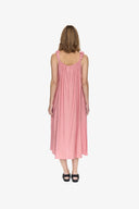 diana-midi-jurk-tea-rose-moves-modelfoto-achteraanzicht-1