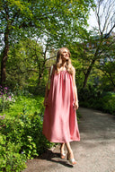 diana-midi-jurk-tea-rose-moves-modelfoto-vooraanzicht-4