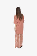 cambria-maxi-kanten-tshirt-jurk-apple-butter-moves-modelfoto-achteraanzicht-1