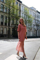cambria-maxi-kanten-tshirt-jurk-apple-butter-moves-modelfoto-vooraanzicht-2