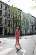 cambria-maxi-kanten-tshirt-jurk-apple-butter-moves-modelfoto-vooraanzicht-3