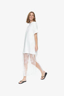 cambria-maxi-kanten-tshirt-jurk-apple-butter-moves-modelfoto-vooraanzicht-1