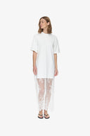 cambria-maxi-kanten-tshirt-jurk-apple-butter-moves-modelfoto-vooraanzicht-2