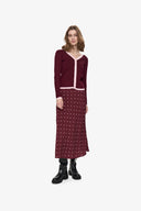 elina-v-hals-rib-gebreide-cardigan-windsor-wine-bordeaux-moves-modelfoto-vooraanzicht-2