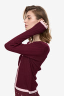 elina-v-hals-rib-gebreide-cardigan-windsor-wine-bordeaux-moves-modelfoto-zijaanzicht-1
