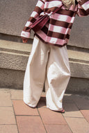 evie-barrel-balloon-geklede-pantalon-broek-beige-sweet-like-you-lookfoto-close-up-1