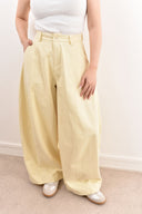 Evie-barrel-balloon-geklede-pantalon-broek-light-yellow-modelfoto-vooraanzicht-1