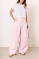 Evie-barrel-balloon-geklede-pantalon-broek-pink-modelfoto-vooraanzicht-1