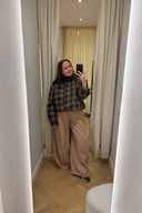 evie-barrel-balloon-geklede-pantalon-broek-taupe-sweet-like-you-spiegelfoto-vooraanzicht-1