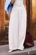 Evie-barrel-balloon-geklede-pantalon-broek-white-modelfoto-vooraanzicht-1