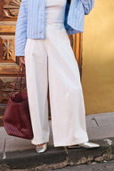 Evie-barrel-balloon-geklede-pantalon-broek-white-modelfoto-vooraanzicht-2