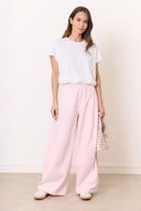 Evie-barrel-balloon-geklede-pantalon-broek-pink-modelfoto-vooraanzicht-2