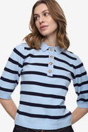 leonora-gestreepte-polo-top-clear-sky-lichtblauw-moves-modelfoto-vooraanzicht-1