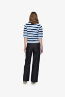 leonora-gestreepte-polo-top-clear-sky-lichtblauw-moves-modelfoto-achteraanzicht-1