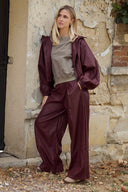 aurelie-nepleren-balloon-losse-wijde-broek-bordeaux-sweet-like-you-modelfoto-vooraanzicht-1
