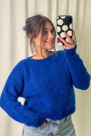 maris-gebreide-wave-trui-cobalt-sweet-like-you-model-vooraanzicht-1