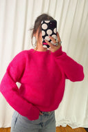 maris-gebreide-wave-trui-fuchsia-sweet-like-you-model-vooraanzicht-1