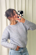 maris-gebreide-wave-trui-light-blue-sweet-like-you-model-vooraanzicht-1